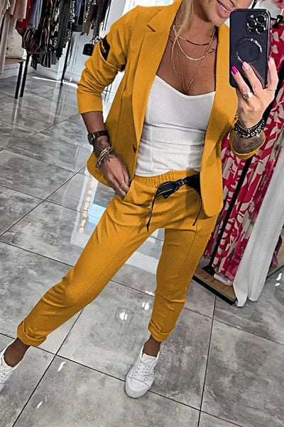 Un completo su misura con giacca morbida e pantaloni jogging comodi