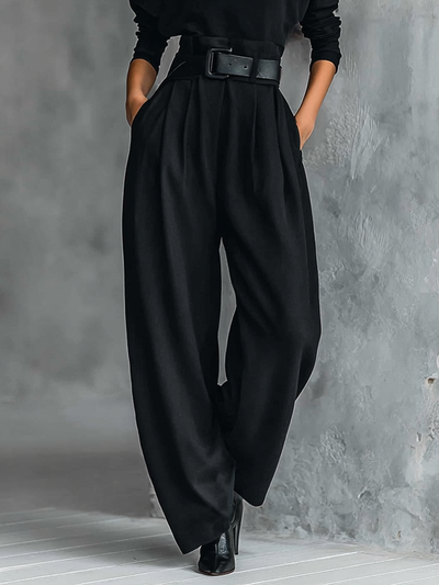 Camicia nera a maniche lunghe con pantaloni dritti