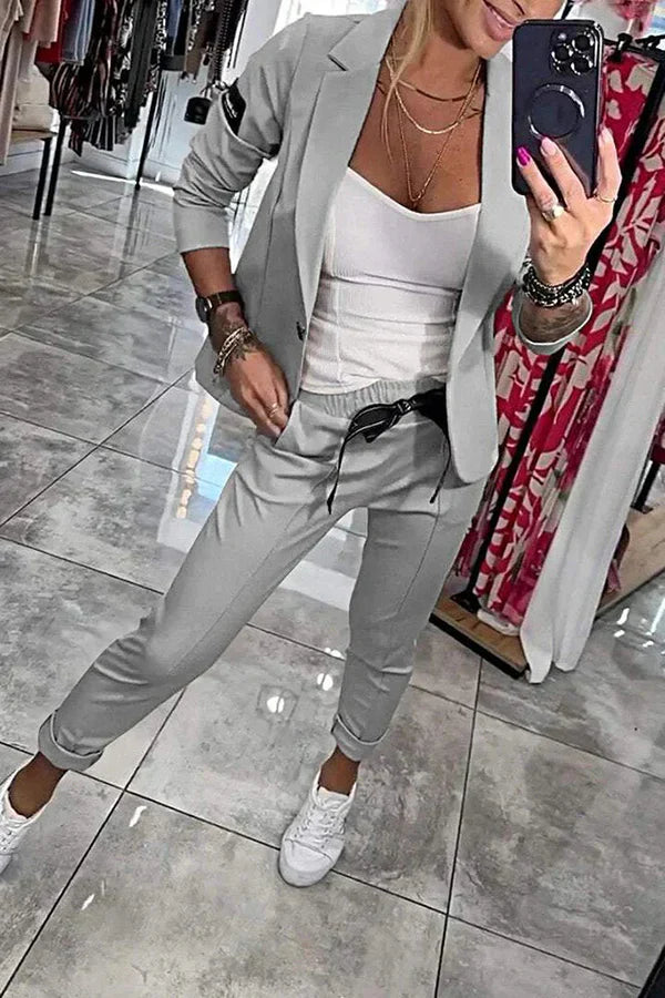 Un completo su misura con giacca morbida e pantaloni jogging comodi