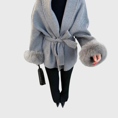 Cappotto con dettagli in pelliccia ecologica