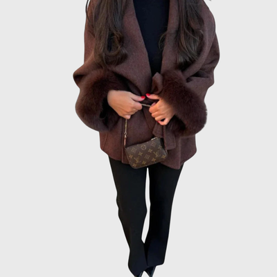 Cappotto con dettagli in pelliccia ecologica