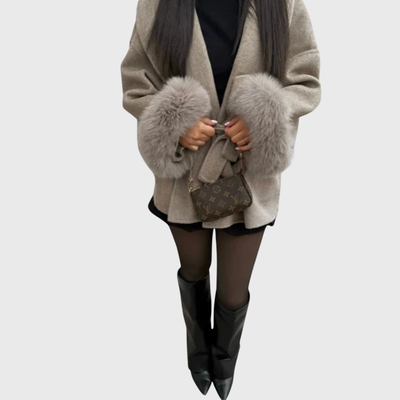 Cappotto con dettagli in pelliccia ecologica