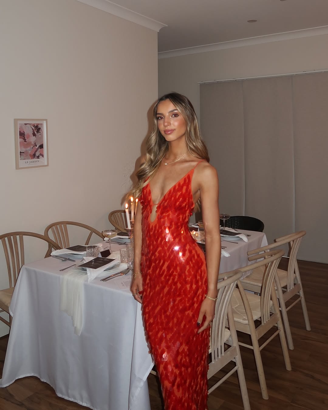 Selene – Abito maxi in paillettes con profondo scollo a V