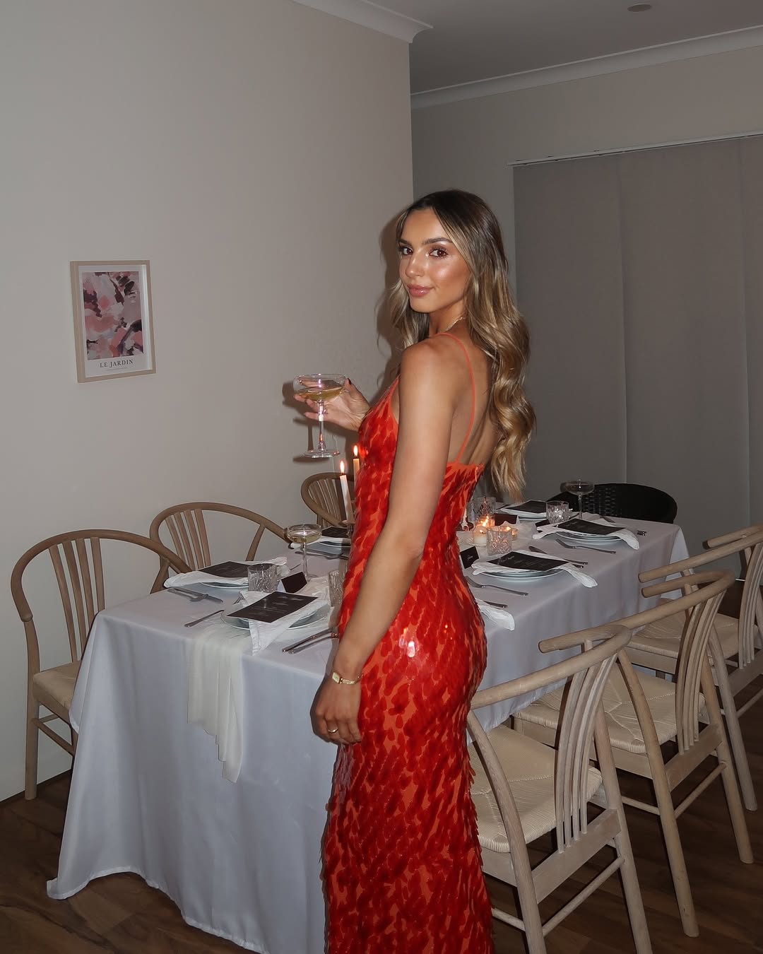Selene – Abito maxi in paillettes con profondo scollo a V