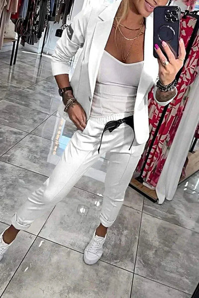Un completo su misura con giacca morbida e pantaloni jogging comodi